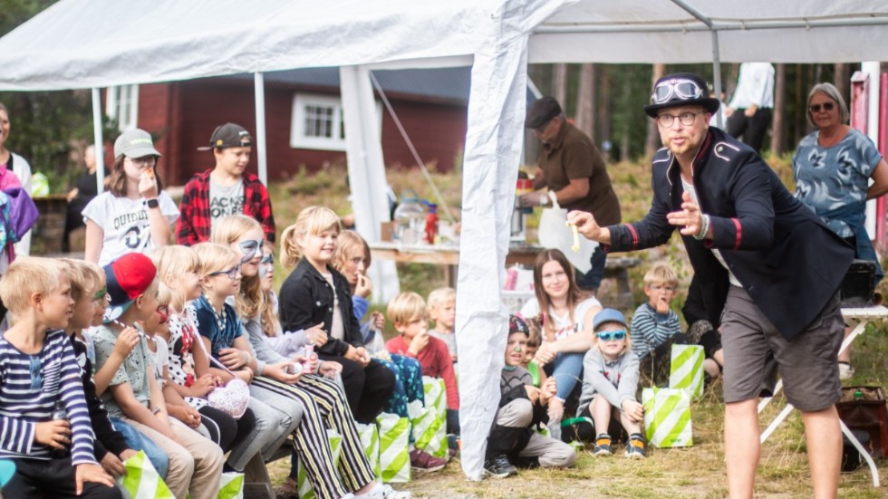 Magic Peppe trollar för barnen på hembygdsgården.