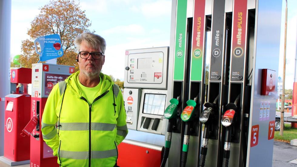 "Det har blivit väldigt dyrt och det påverkar mig privat. Man kan inte köra lika mycket bil men det är kanske bra på ett sätt. Jag bor i stan och kan åka kollektivt så jag klarar mig", säger Conny Westman som tankar i Vimmerby om de höga bränslepriserna.