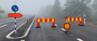 Ny avstängning av riksvägen • Arbetet tog längre tid än väntat • Så länge leds trafiken om den här gången • "Är tuff terräng"