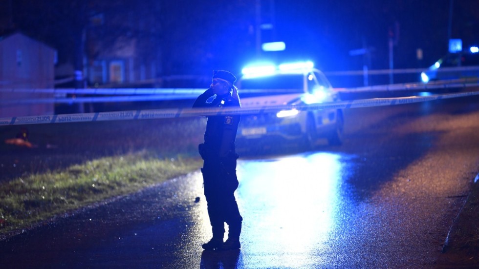 Den skjutne mannen fick vård på plats och fördes sedan till sjukhus.