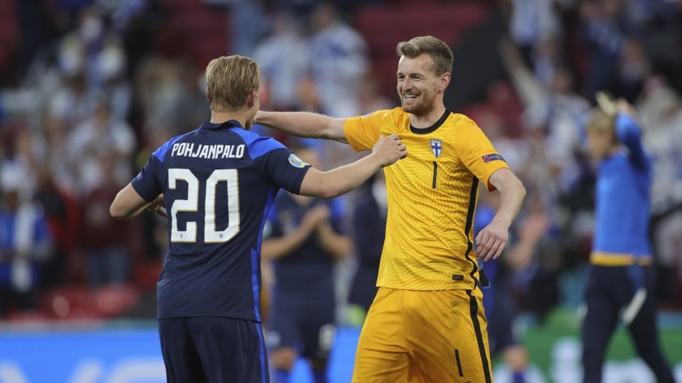 Målskytten Joel Pohjanpalo och straffräddaren Lukas Hradecky efter Finlands 1-0-seger mot Danmark på Parken i Köpenhamn.