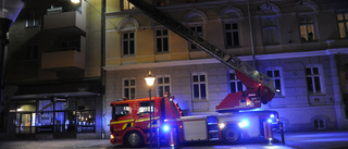 Fasadputs lossnat från hus på Drottninggatan