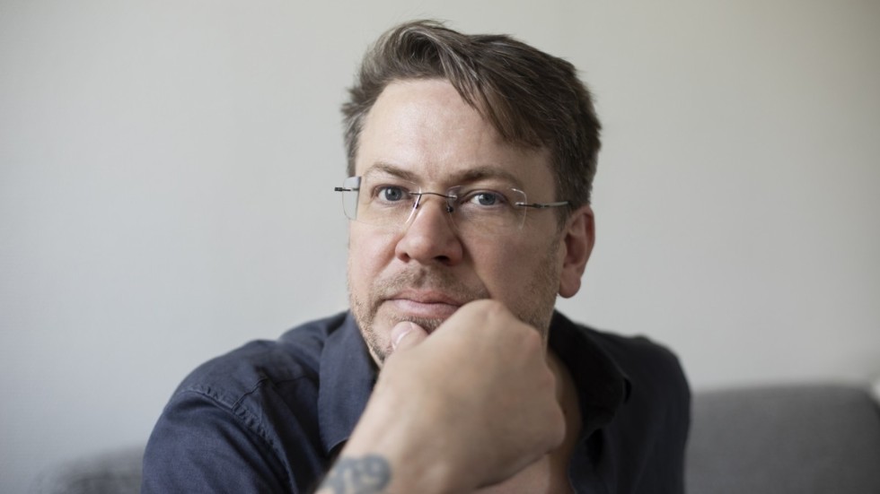 Författaren Ola Nilsson har släppt boken "Vittring" som ges ut av Natur & Kultur. 