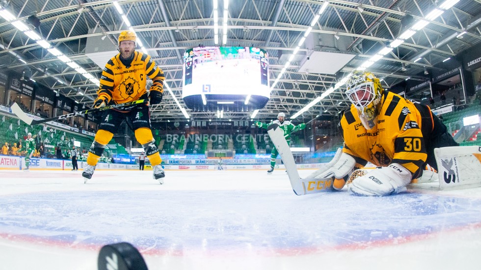 Oscar Möller och Gustaf Lindvall ser gästerna utöka till 2–0 i början på den tredje perioden.