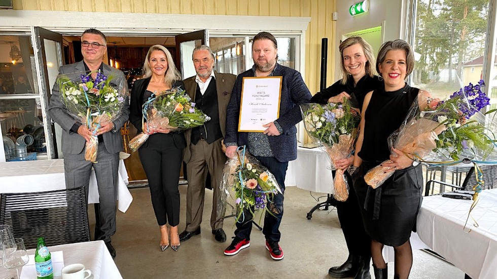 Många arbetstillfällen skapas i de privata företagen i Enköping. Här är några representanter som driver framgångsrika företag och därför prisades när Årets företagare 20/21 utsågs. Vann gjorde Henrik Andersson, G Construct. Övriga på bilden Elvir och Murisa Blazevic Allas vård och omsorg, Simon Hohentahl ordförande i Företagarna Enköping , Henrik Andersson G Construct, Linda Wahlsten och Therese Bäck Tottes Hår.
