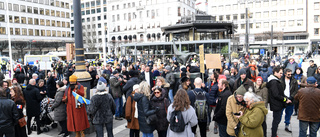 Isolera demonstranterna på en öde ö