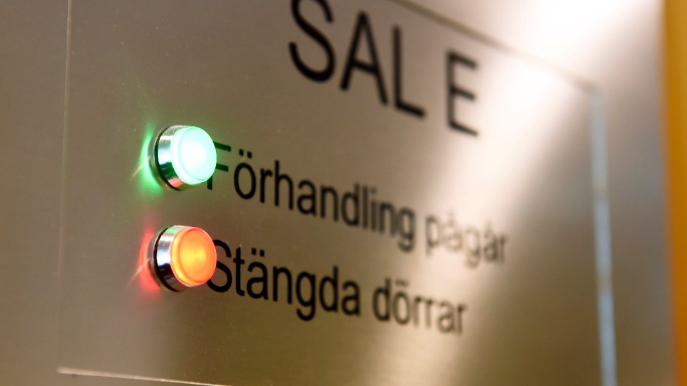 En lantbrukare i Västerviks kommun döms av Kalmar tingsrätt för djurplågeri. 