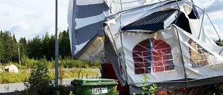 Flyende tält i Anttis stoppades av busskur