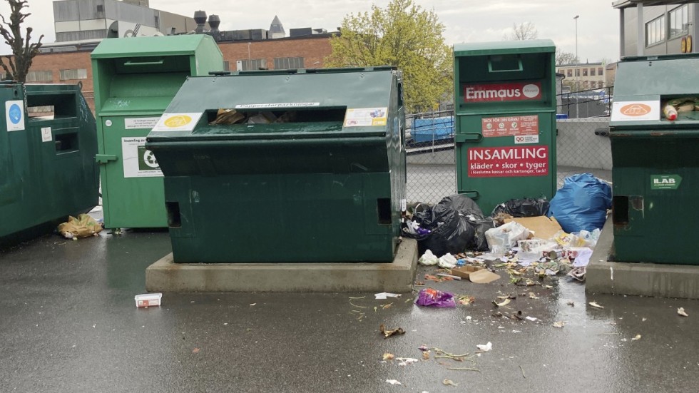 Så här såg det ut vid återvinningscentralen på Margretehillsgatan. Enligt FTI städas den måndagar och torsdagar och brukar inte vara värre nedskräpad än andra stationer i området. 