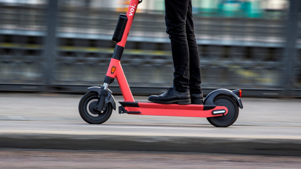 En ung man på elscooter pekade finger mot polisen.