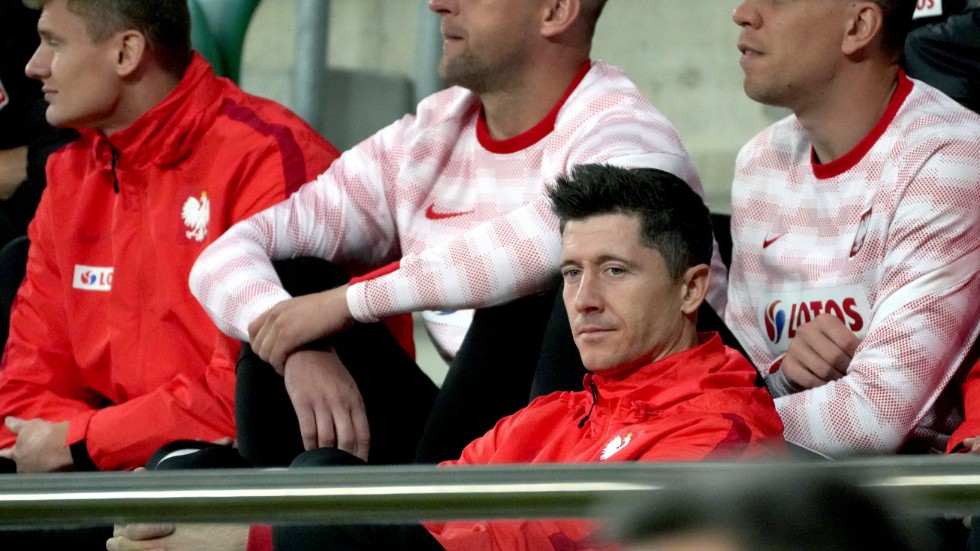 Polens anfallsstjärna Robert Lewandowski, längst ner, satt på läktaren hela träningsmatchen hemma mot Ryssland.