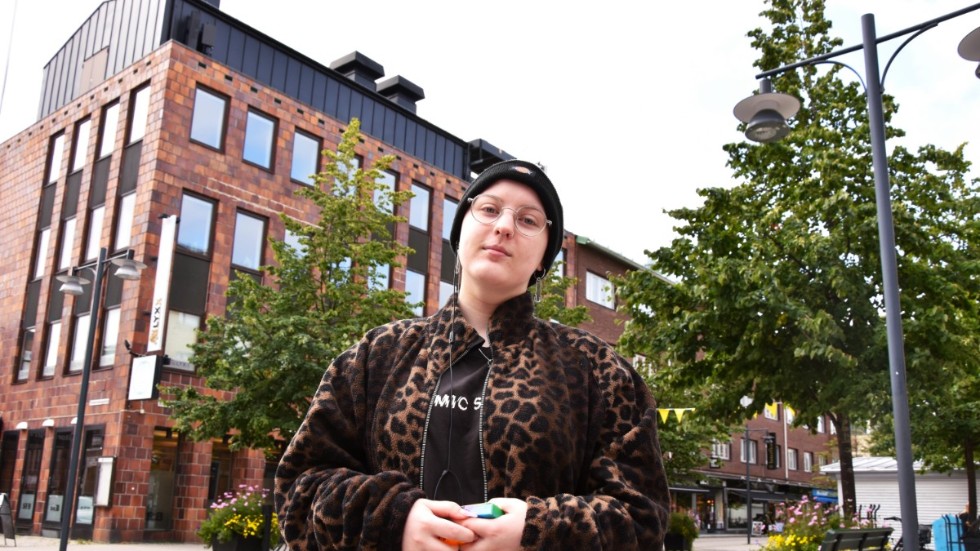 Alma Forssell har deltagit i Luleå pride senaste åren och berättar att hon har längtat till årets festival. ”Det är en liten stad men under pride får man se hur färgglad den verkligen är”, säger hon.