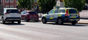 Bilar i kollision utanför polishuset