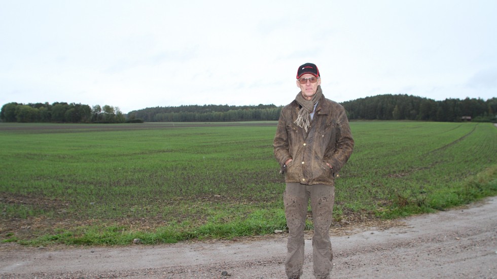 Carl von Stockenström förklarar att även om det blir jordbruksmark kvar intill det planerade industriområdet, kan det vara svårt att bruka mark som blir upphackad och består av kilar. Här syns han på bild vid sin egna mark vid Berga säteri. Han brukar 550 hektar och odlar främst spannmål.