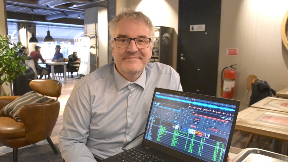 ”Det är roligt hela tiden fortfarande”, säger Skellefteås meste dj, Patrik Jonsson, här med följeslagaren, datorn.