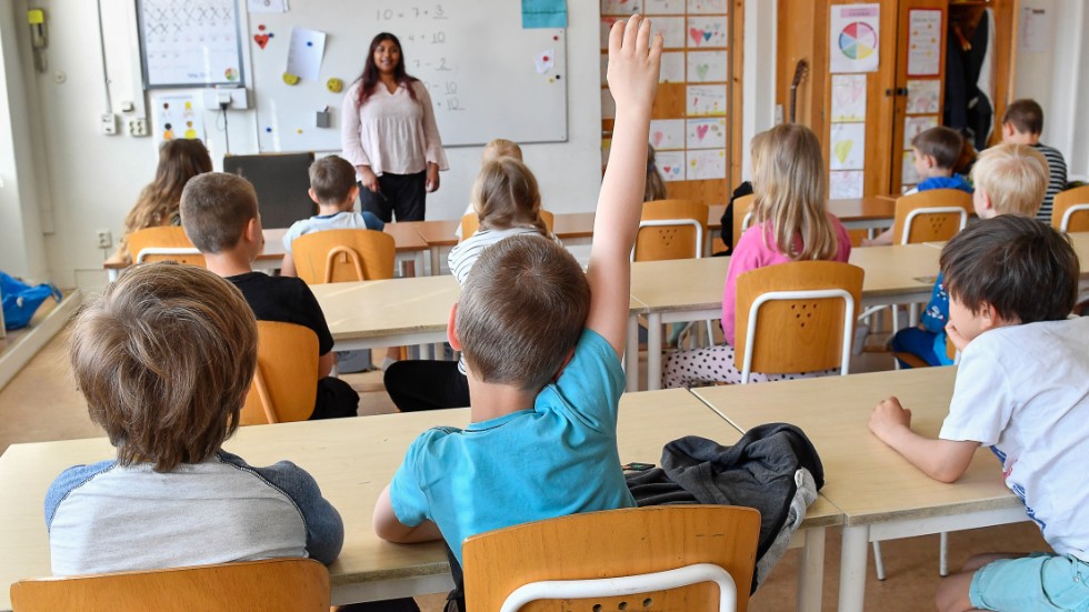 Björn Wahlund (L) och Ewa Callhammar (L) vill behålla personalen i förskolan och skolan trots att antalet barn minskar. Bilden är tagen i ett annat sammanhang.