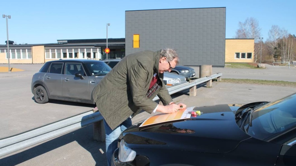 Rotraypresidenten Christer Segersteén signerar checken