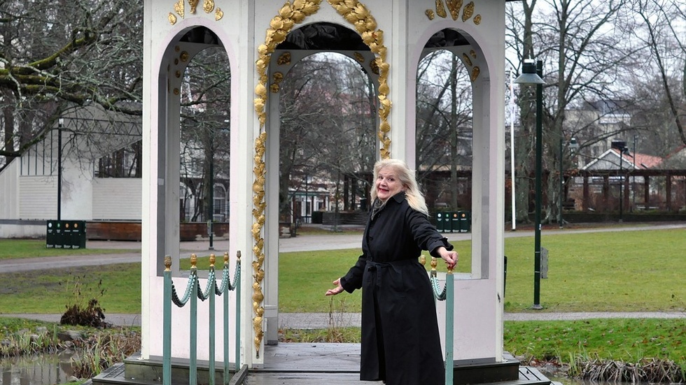 Joanne framför landmärket Kärlekspaviljongen. Foto: Tommy Pettersson