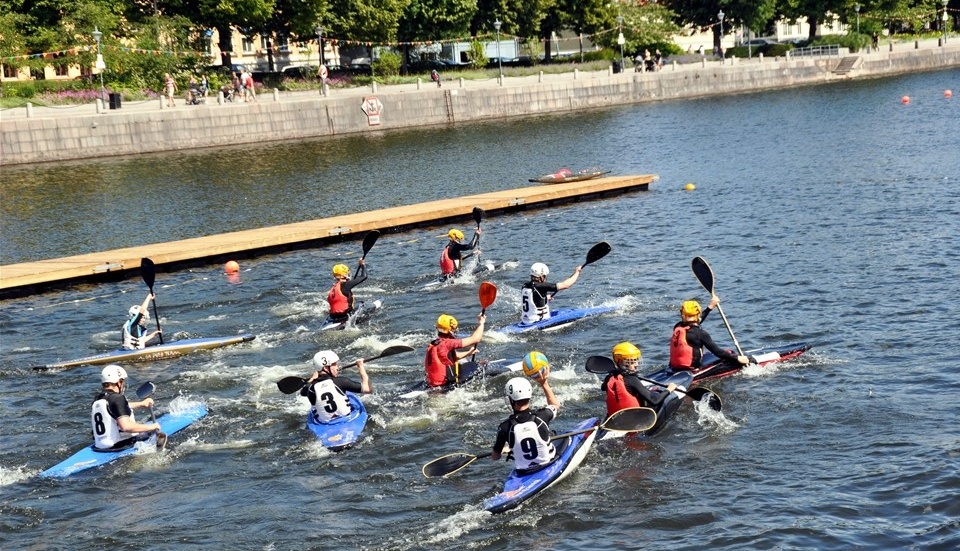 Kanotpolo i Strömmen är ett riktigt vågspel.