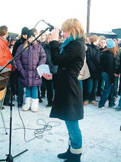 Elevrådets ordförande Emma Linderbäck höll ett kort tal. Foto: Louise Tollemark