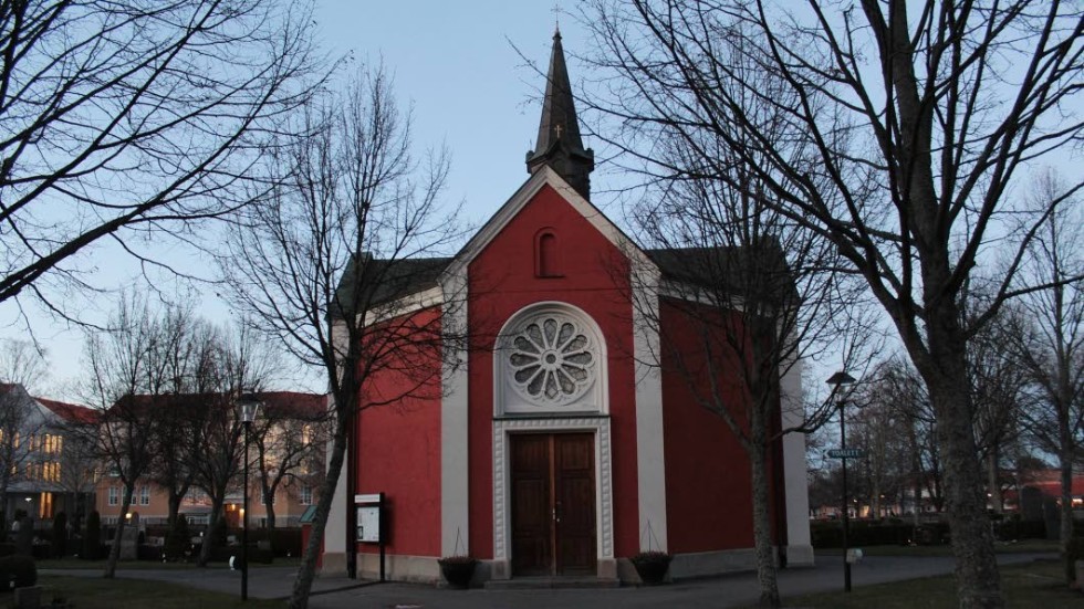 Trots den omfattande it-attacken mot Svenska kyrkan fungerar begravningsverksamheten någorlunda i Linköpings stift. På bilden syns Allhelgonakapellet på griftegården i Linköping. 