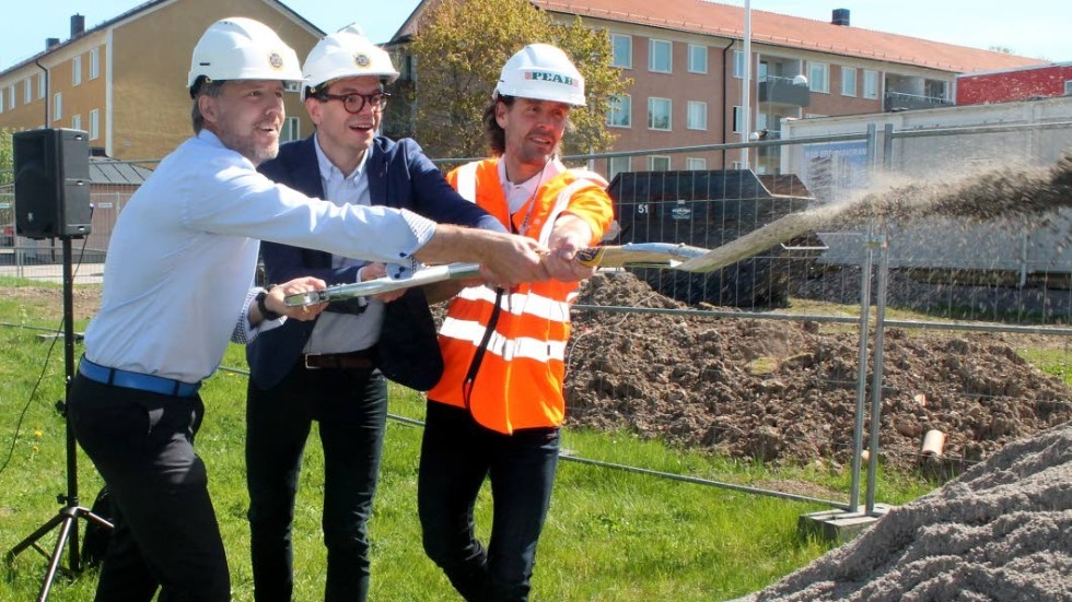 Första spadtaget för 54 nya bostadsrätter i Berga park. Från vänster, Anders Stjärnberg, vd HSB Östergötland, Elias Aguirre, kommunalråd och Robert Ohlsson, arbetschef, Peab.