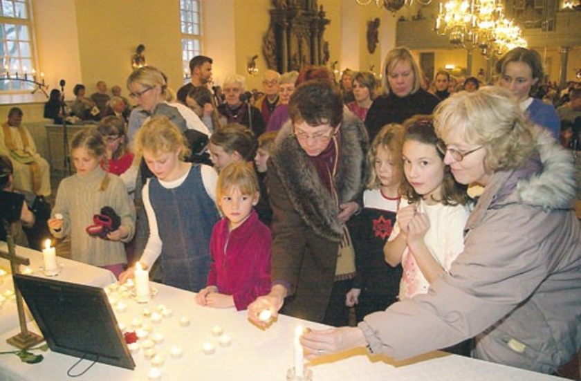 Ljuständning i samband med minnesgudstjänsten i Vimmerby kyrka, där bland andra biskop Martin Lind medverkade. Kyrkan var proppfull. Foto: Janne Strömsten