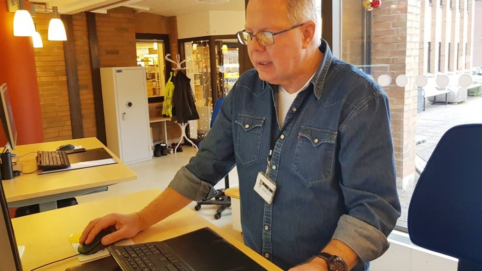 Mellan 40 och 50 besökare kommer varje dag servicekonoret har öppet. "Det är många även från Hultsfreds kommun och Mariannelundstrakten. Det spelar ingen roll var man bor för att få service här" säger Örjan Åström.