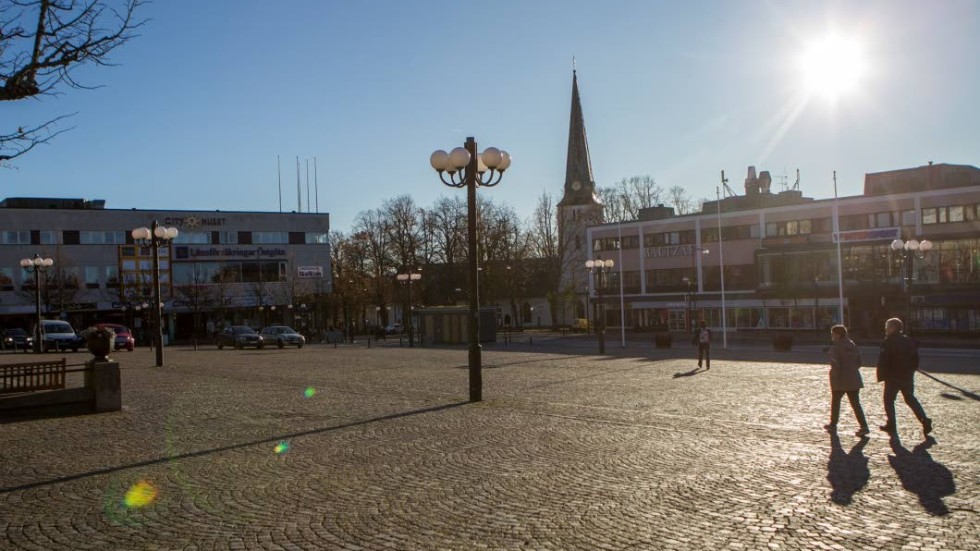 "Kan det vara så att man vill förtäta centrum med enbart bostäder och parkeringsförbud?" skriver insändarskribenten.