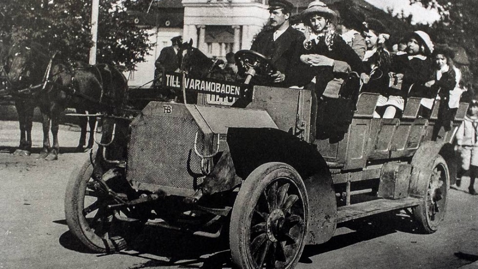 BADBUSS. En badbussbuss avgår från Motala C till Varamon.  Bild från 1915.