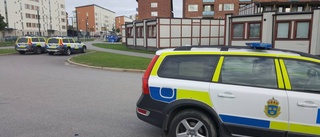 Polisen söker efter två rånare