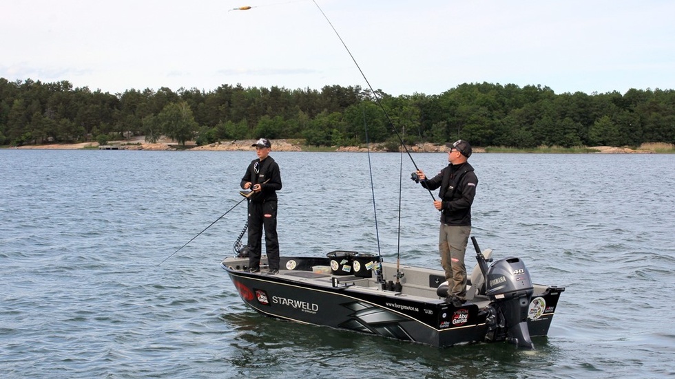 Jakten på rekordet. Gäddorna tas upp enligt metoden "catch and release". När de mätts släpps de tillbaka i vattnet igen. Adrians största gädda är på 113 cm, Jonas 116 cm.