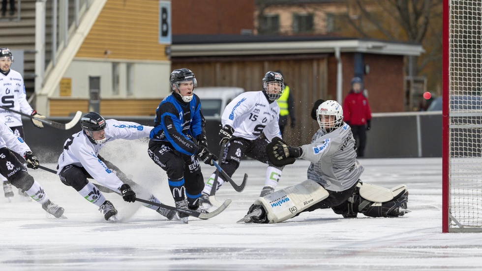Albin Thomsen har åkt förbi hela Saik-försvaret och gör mål för Sirius, men vad hjälpte det drömmålet när laget gjorde en plattmatch mot Sandviken och föll tydligt.
