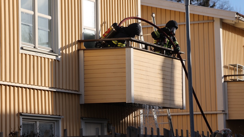Det brann på en balkong i Knivsta under söndagen.