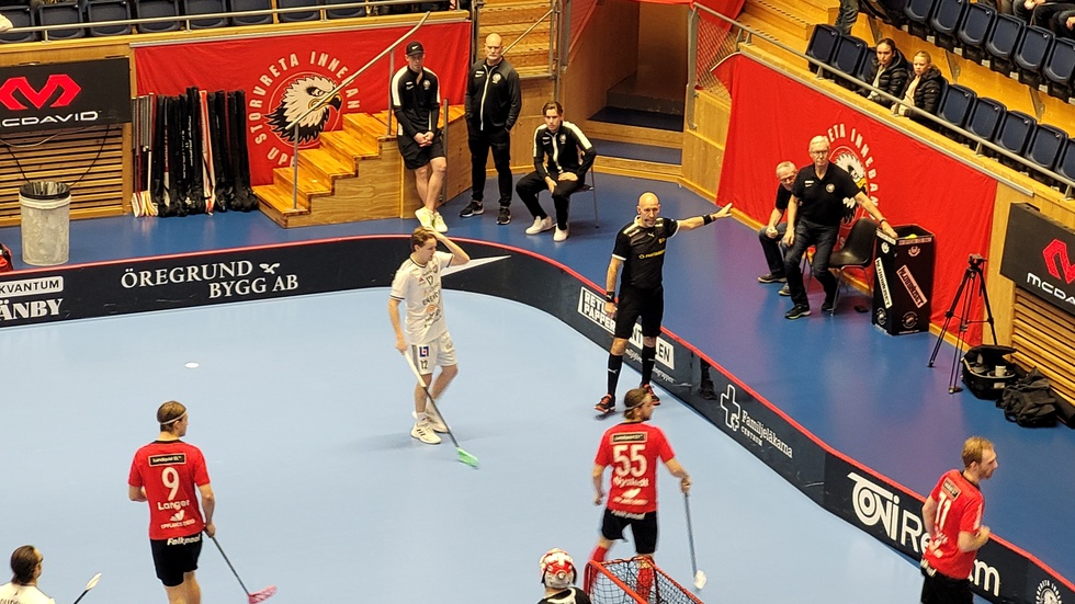 Gabriel Kohonen, sittandes utanför sargen, missade toppmötet mot Växjö på grund av skada.