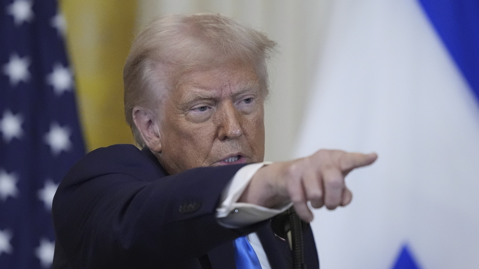 USA:s president Donald Trump hotar med strafftullar och säger att USA ska ta kontroll över andra länders områden. Här framträder han vid en presskonferens med Benjamin Netanyahu i Vita huset på tisdagen.