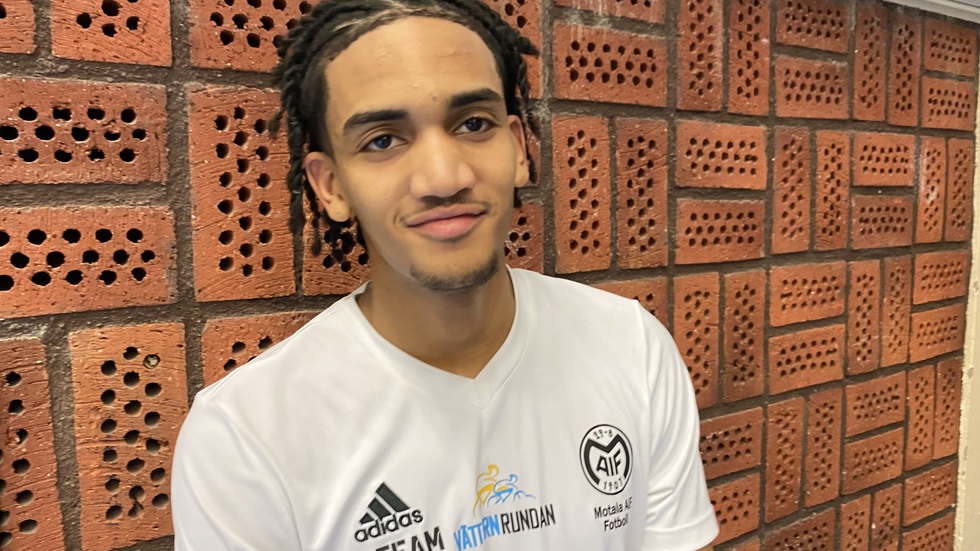 Ezana Estifanos, som i vinter kom till Motala AIF från LSW IF, får ett tvåårskontrakt med Maifs A-lag. "Ung och hungrig kille", säger Maifs tränare Jesper Beurling.