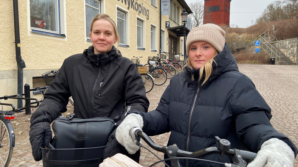 Cassandra Blanck och Moa Ivarsson studerar på Campus Nyköping. "Det är förfärligt", säger de om skjutningen i Örebro.