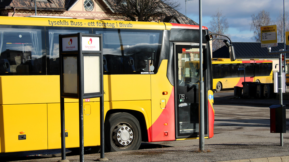 Förslaget innebär att ungdomar får möjlighet att ansöka om sommarkort till kollektivtrafiken.