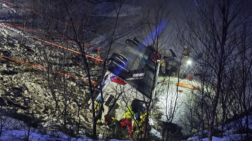 Tre personer omkom när en buss körde av vägen i Hadsel i norra Norge.