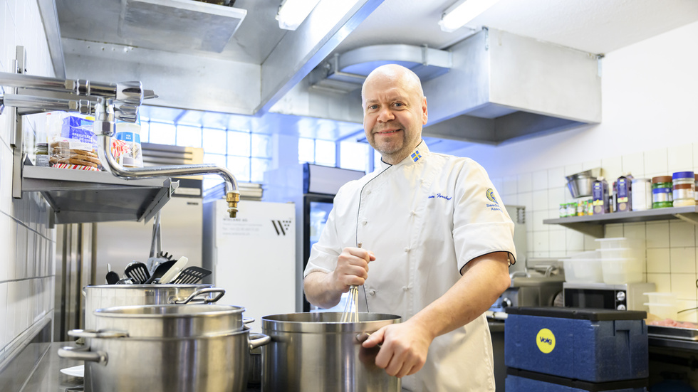 Landslagskocken och Eskilstunaprofilen Tom Forsberg i köket på svenskarnas hotell under skidskytte-VM.