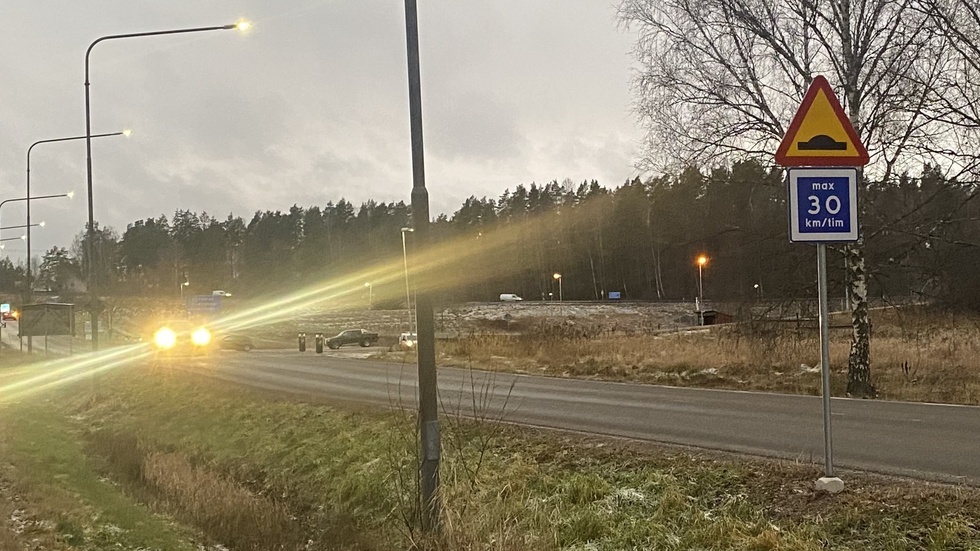 Även i Gamleby kommer hastigheterna att förändras. Här på Hallingebergsvägen höjs hastigheten och det har byggts ett farthinder för att det ska bli säkrare för fotgängare och cyklister att ta sig över vägen.