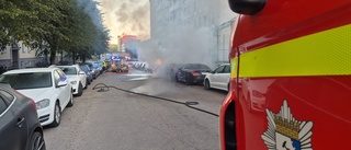 Explosionsartad brand i Eskilstuna – fem bilar skadade