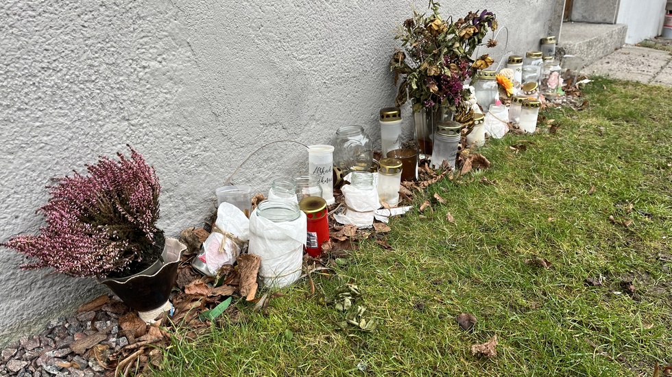 Tio månader efter mordet på Nora lägger människor fortfarande blommor och tänder ljus vid entrén till flerfamiljshuset där Nora hittades mördad. 