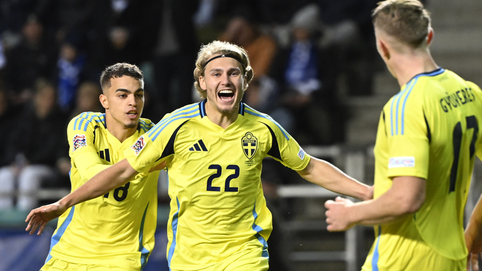 Sveriges Sebastian Nanasi jublar efter sitt 0-1-mål i matchen mot Estland. Till vänster ses Yasin Ayari. 