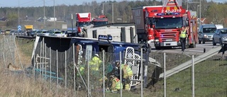 En till sjukhus efter lastbilskrasch