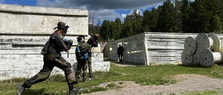 Sveriges största paintballevent samlade hundratals: "Springa, skjuta och skrika"