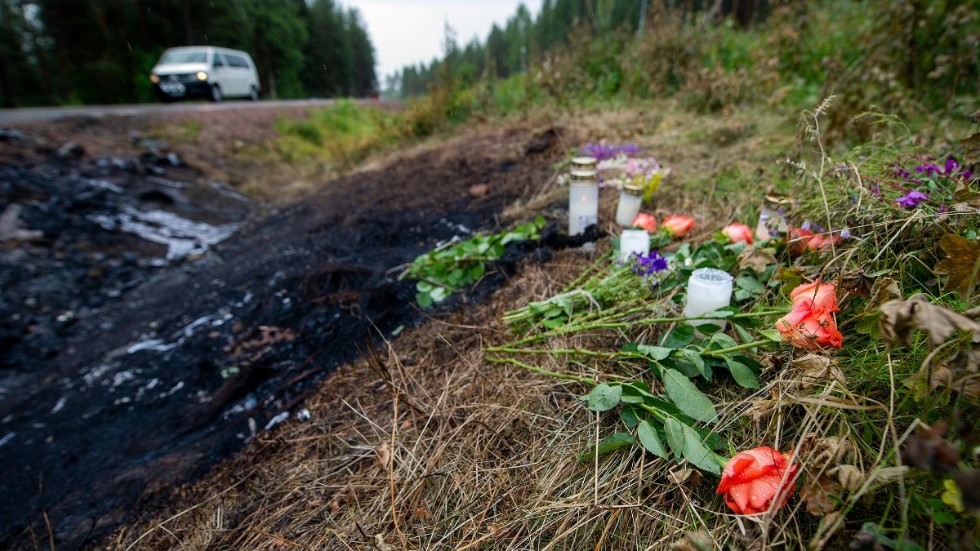 Bilden är tagen dagen efter dödsolyckan i byn Sattajärvi utanför Pajala. I dag vet vi att tre män förolyckades och att två skadades, varav en allvarligt.