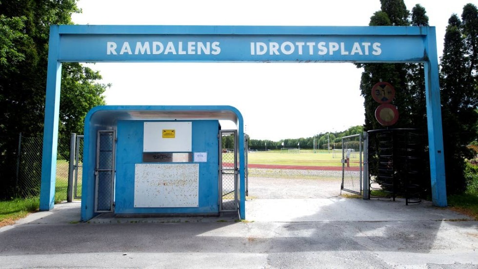 Barnen lekte på idrottsplatsen när två av dem råkade stänga in sig i ett skåp. Räddningstjänsten larmades till platsen och bröt upp skåpet.