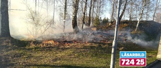 Brand i skogsglänta nära garage